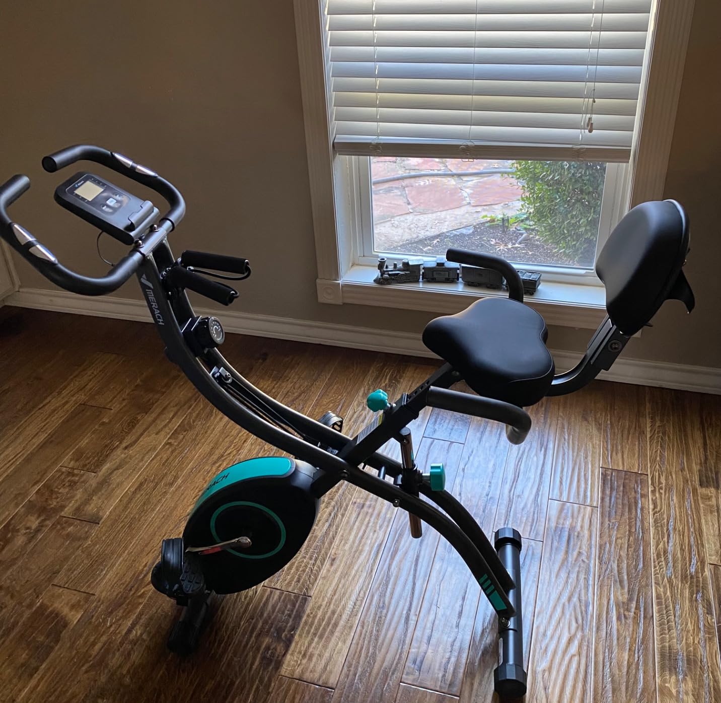 MERACH Exercise Bike with Screen, Rotatable HD Display, Magnetic Resistance customer photo 1