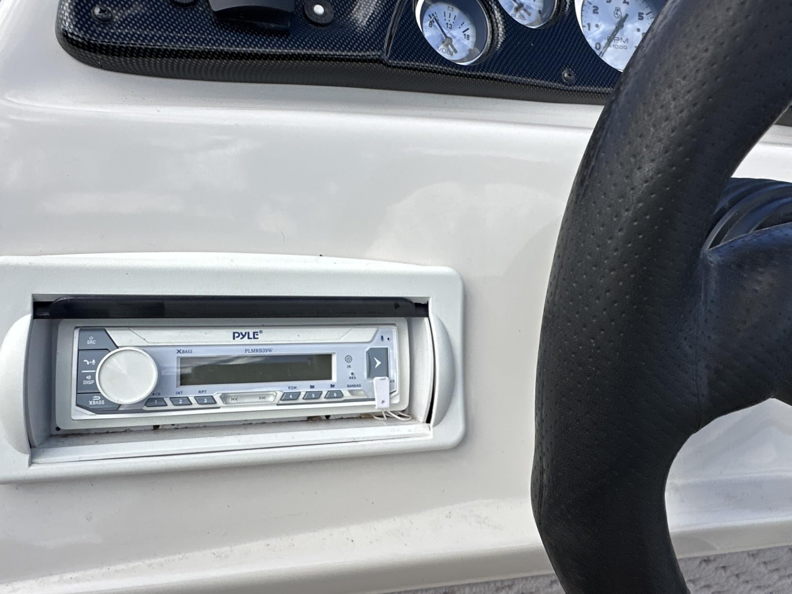 Pyle Marine Radio Single DIN Receiver – Bluetooth Wireless Streaming, AM/FM Tuner, USB/AUX MP3 Playback, Hands-Free Calling, Remote Control, RGB Buttons, Splash-Resistant Stereo Upgrade customer photo 2
