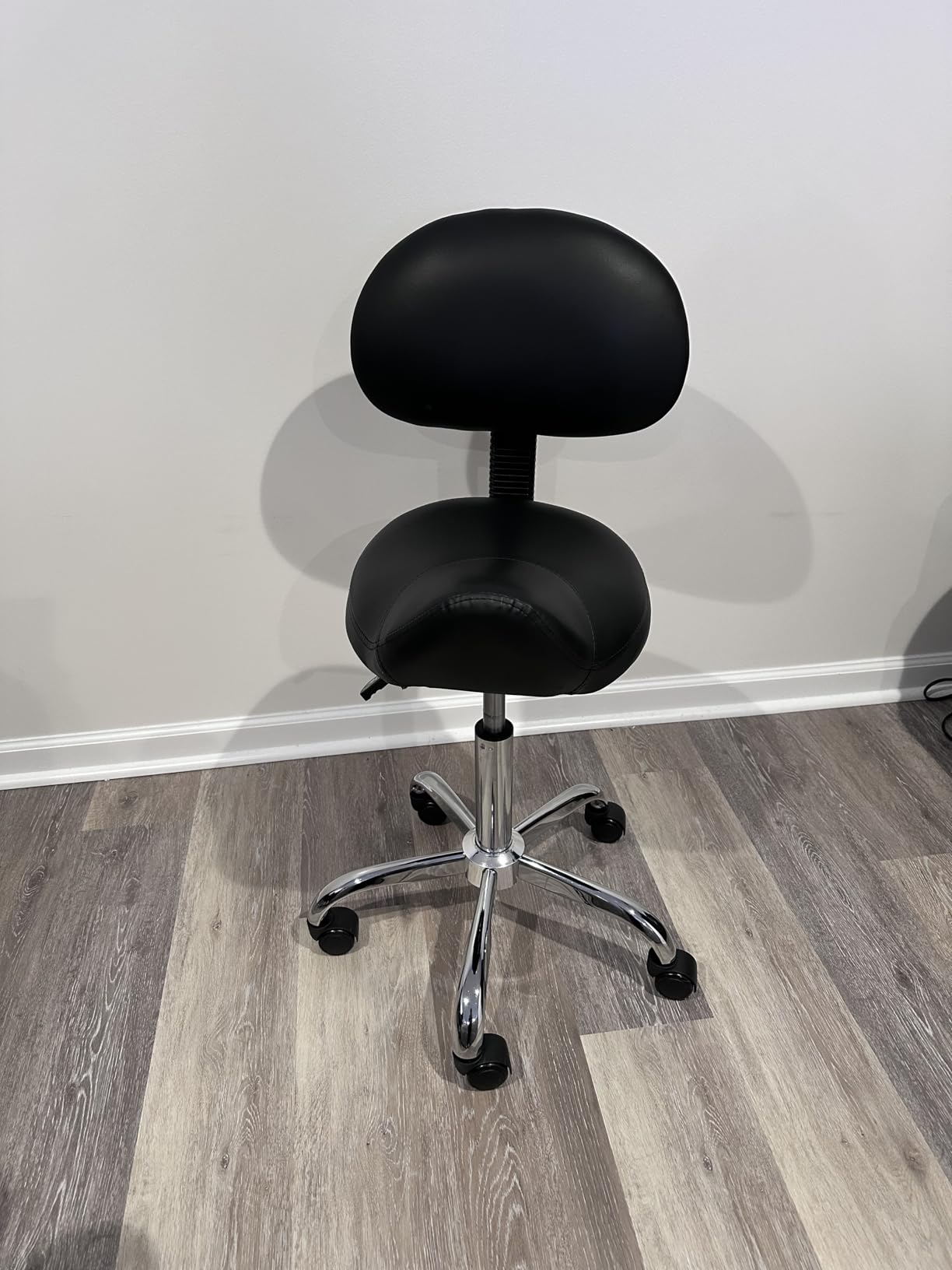 VEVOR Saddle Stool with Back Support Footrest, 500 lbs Weight Capacity, Height Adjustable, Quiet Casters, PU Leather Seat, 360° Swivel Saddle Stool Rolling Chair for Salon, Spa, Bar, Medical, Black customer photo 1