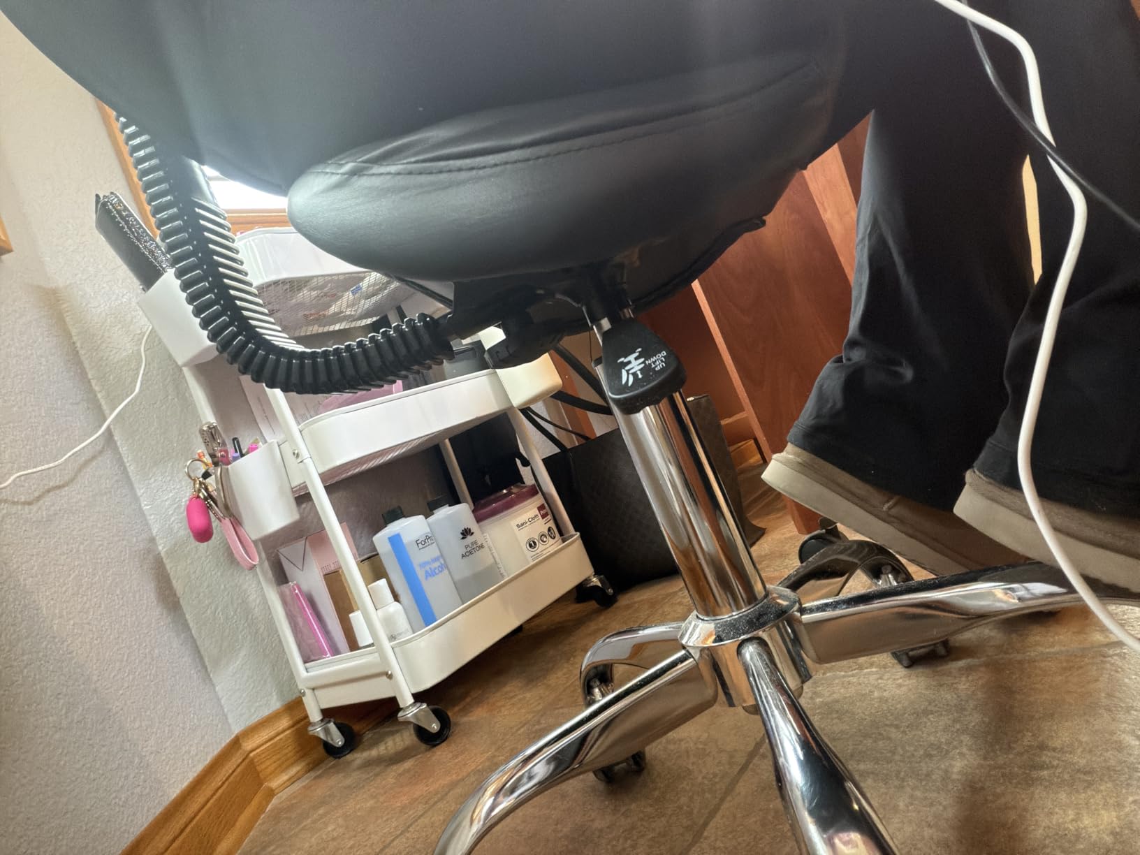 VEVOR Saddle Stool with Back Support Footrest, 500 lbs Weight Capacity, Height Adjustable, Quiet Casters, PU Leather Seat, 360° Swivel Saddle Stool Rolling Chair for Salon, Spa, Bar, Medical, Black customer photo 2