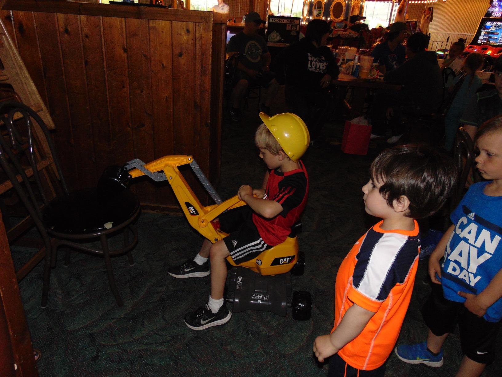 rolly toys CAT Construction Ride-On: 360-Degree Excavator/Shovel Digger, Youth Ages 3+ , Yellow customer photo 1