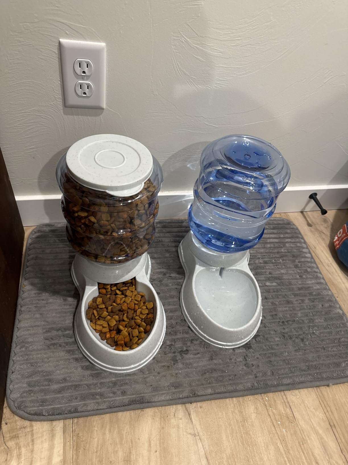 Amazon Basics Feeder Set customer photo 1