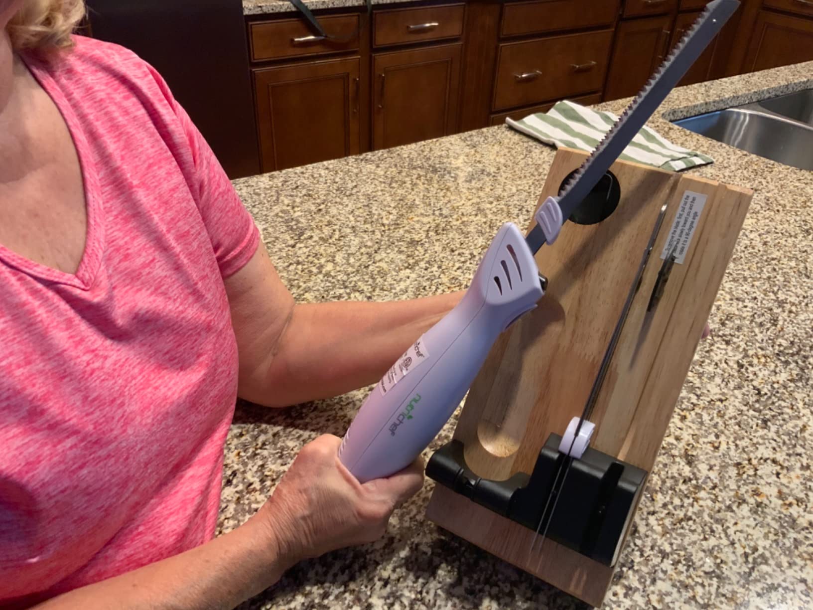 NutriChef Electric Carving Turkey Slicer Kitchen Knife | For Thanksgiving | Portable Electrical Food Cutter Knife Set with Carve Blades & Wood Stand | Cuts Meat, Bread, Cheese & Fruit | White customer photo 2