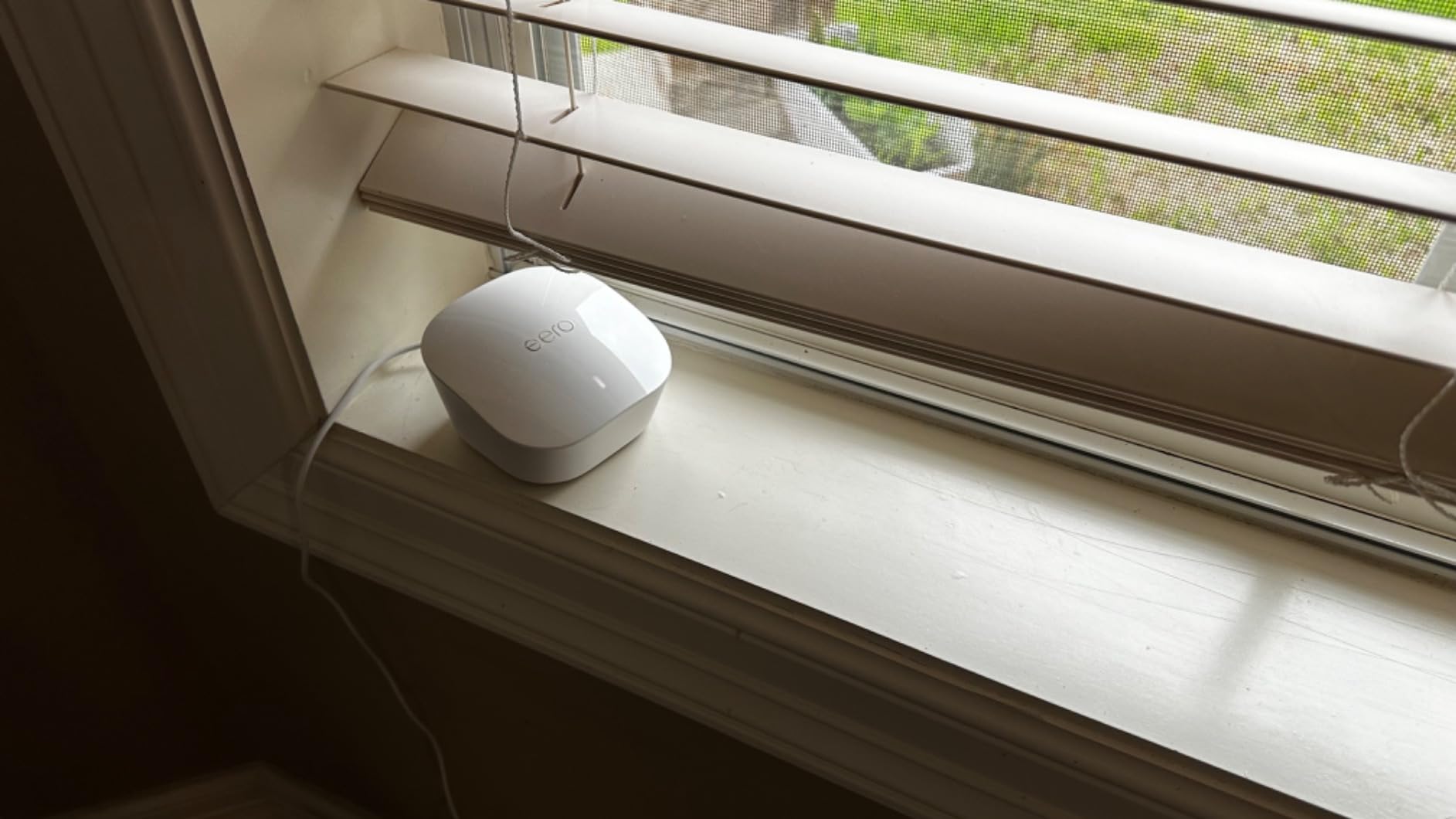 Like-New Amazon eero mesh wifi router - Supports internet plans up to 550 Mbps, Coverage up to 1,500 sq. ft., 1-pack customer photo 1