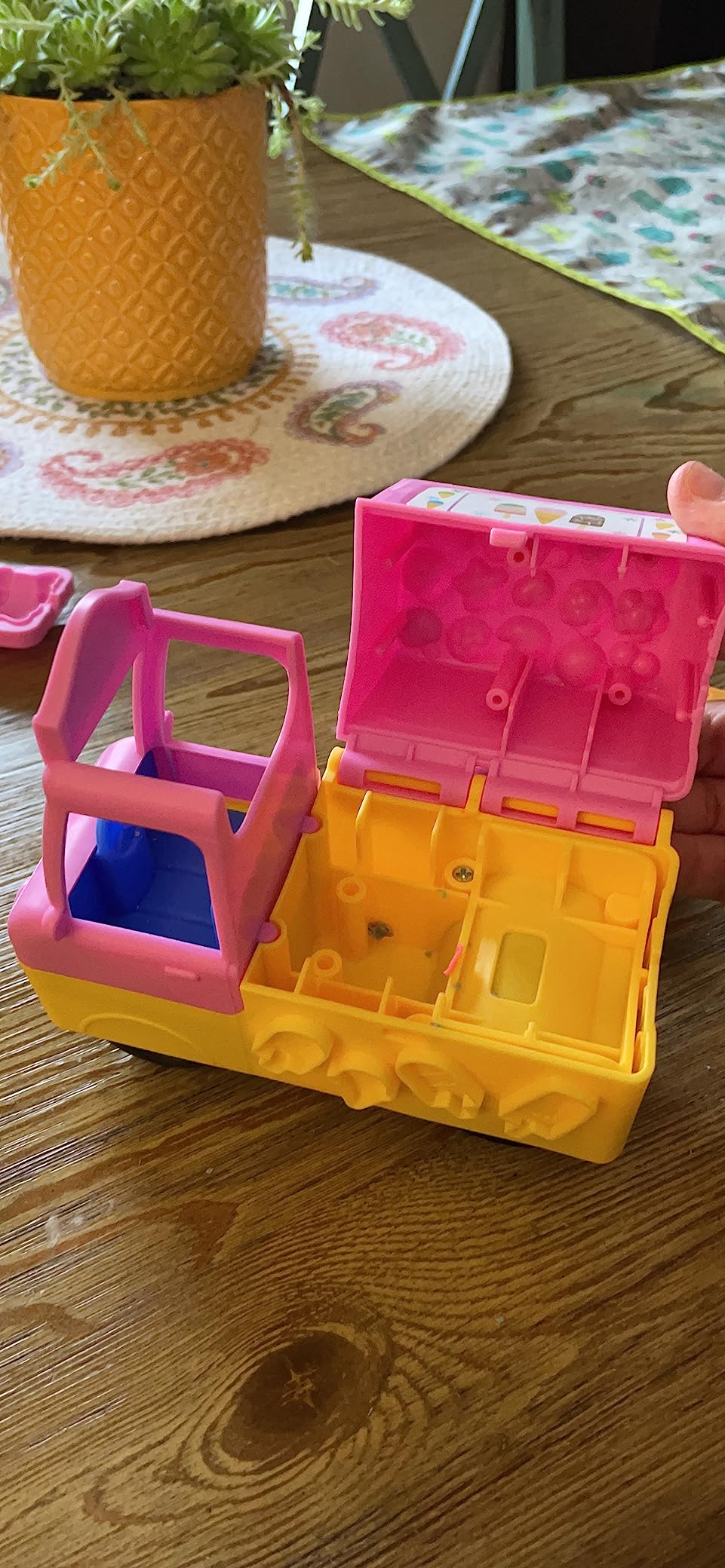 Play-Doh Peppa's Ice Cream Playset with Ice Cream Truck, Peppa and George Figures, and 5 Non-Toxic Modeling Compound Cans, Peppa Pig Toy for Kids 3 Years and Up customer photo 1