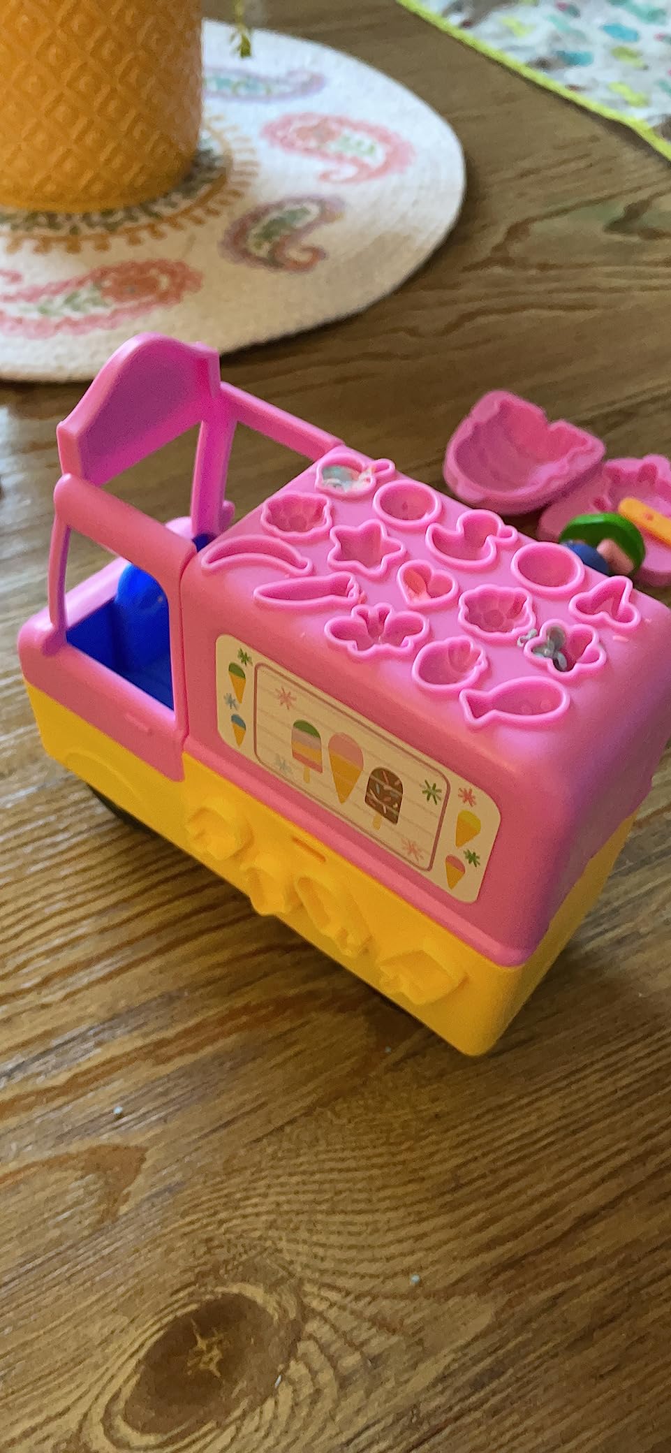 Play-Doh Peppa's Ice Cream Playset with Ice Cream Truck, Peppa and George Figures, and 5 Non-Toxic Modeling Compound Cans, Peppa Pig Toy for Kids 3 Years and Up customer photo 2