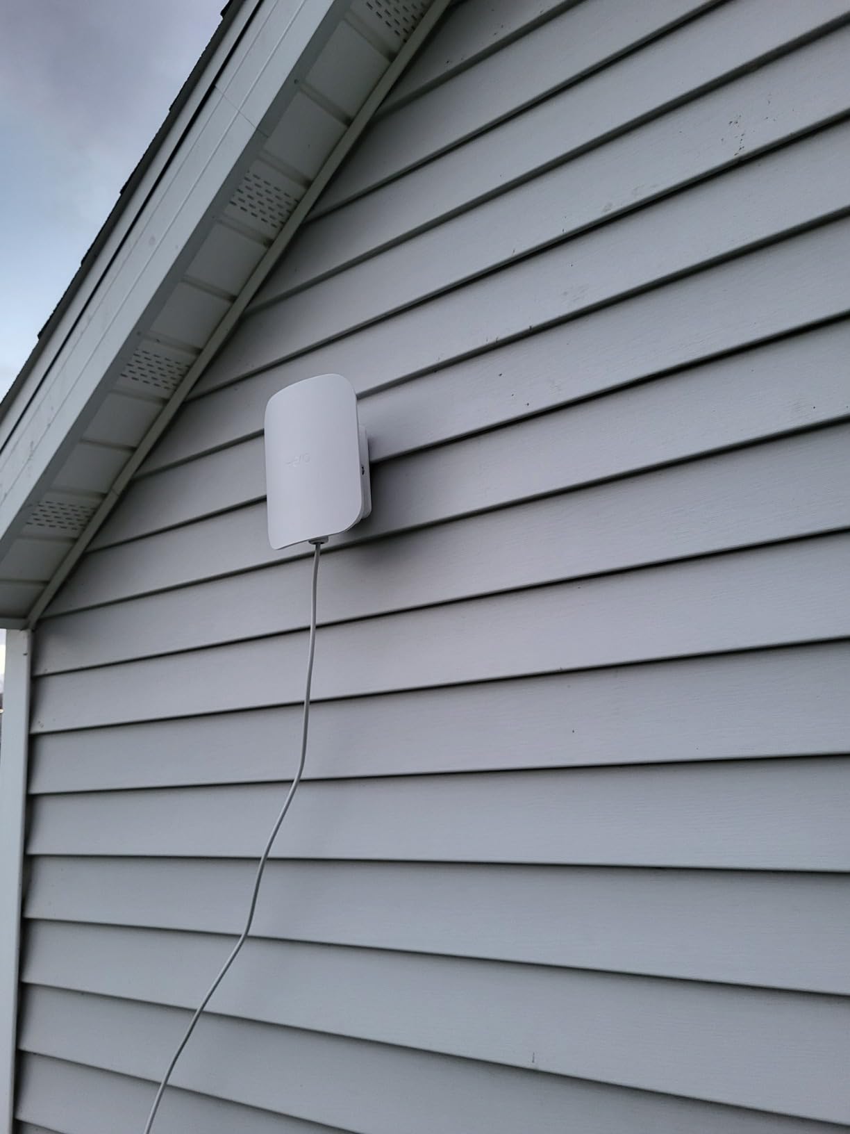 Amazon eero Outdoor 7 dual-band mesh wifi router (newest model), Weatherproof rating of IP66, Coverage up to 15,000 sq. ft. outdoors, 1-pack, Includes 30W PoE+ adapter customer photo 2