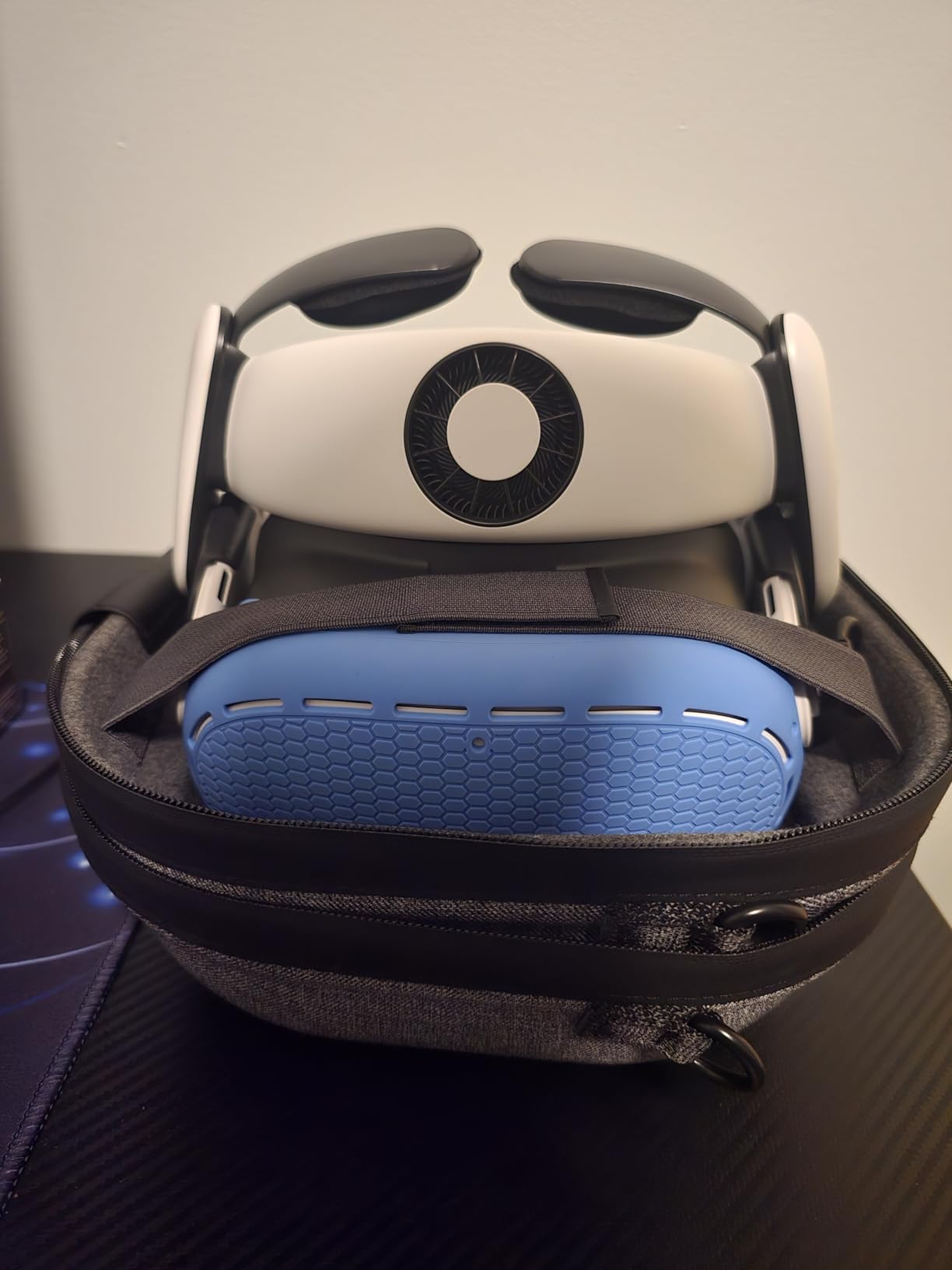BOBOVR C3 Carrying Case,Three Versatile Modes, Desktop Stand for Tidy Workspace, Compatible with Quest 3/3S customer photo 1
