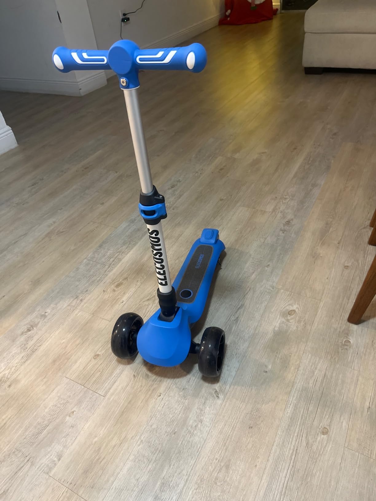 ELECOSMOS Kids Electric Scooter for Age 4-9, Light Up 3-Wheeled Scooter with Big LED Wheels, Wide Flashing Deck, Adjustable Height customer photo 1