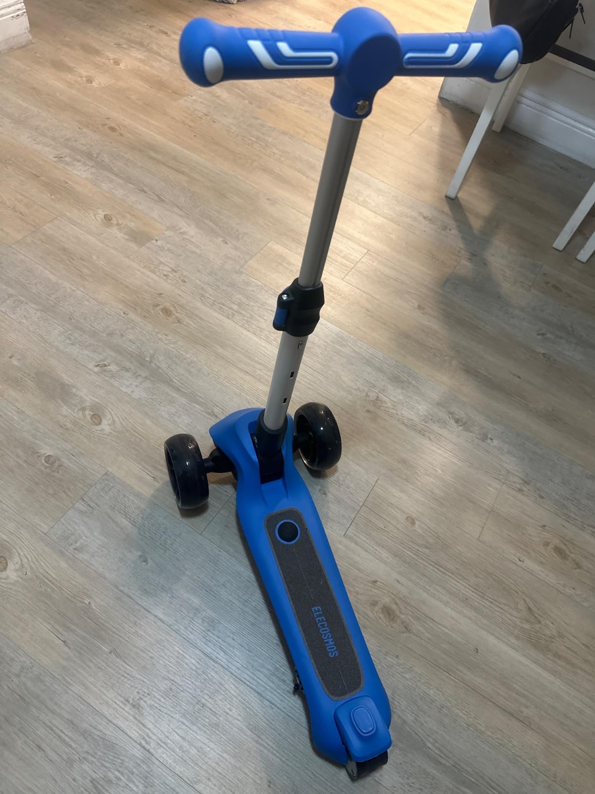 ELECOSMOS Kids Electric Scooter for Age 4-9, Light Up 3-Wheeled Scooter with Big LED Wheels, Wide Flashing Deck, Adjustable Height customer photo 2