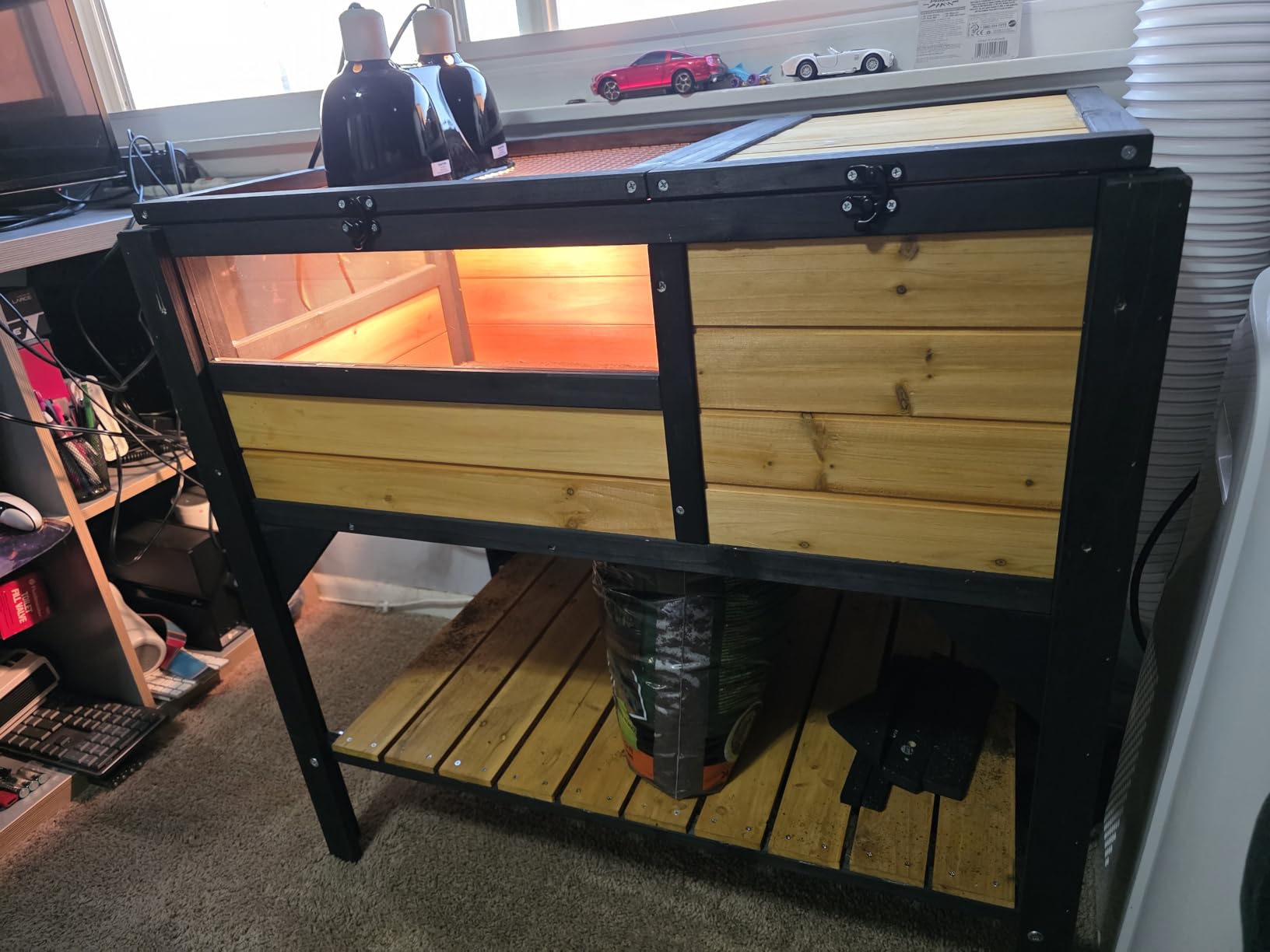 VEVOR Tortoise Habitat, Cedar Wooden Tortoise House Indoor & Outdoor, Tortoise Enclosure with Light Stand, Reptile Enclosure Small Animal Cage with Stand Legs for Gecko, Lizard, Snake customer photo 2
