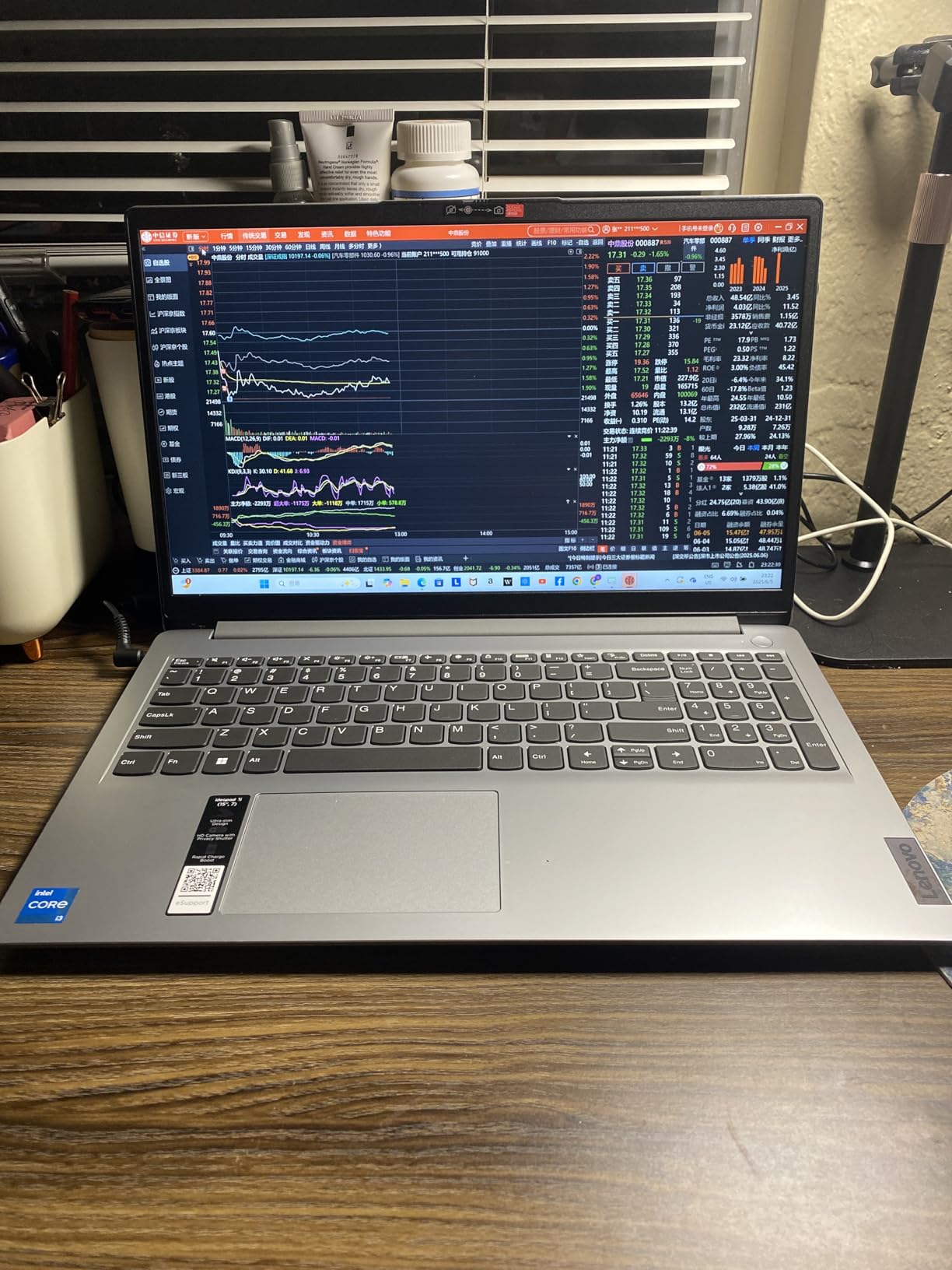 Lenovo 24 All-in-One customer photo 2